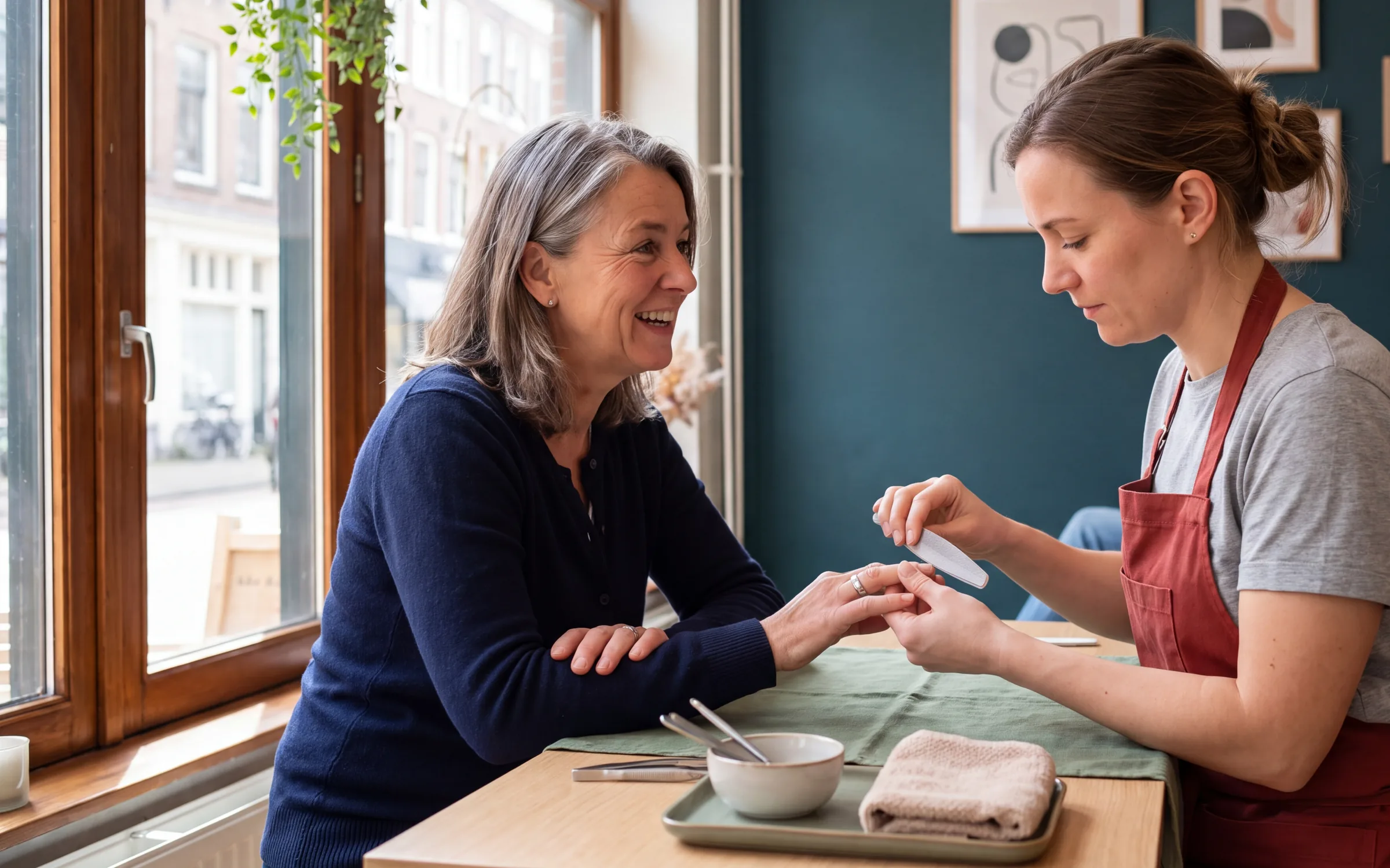 Nagelstylist vijlt de nagels van een vaste klant