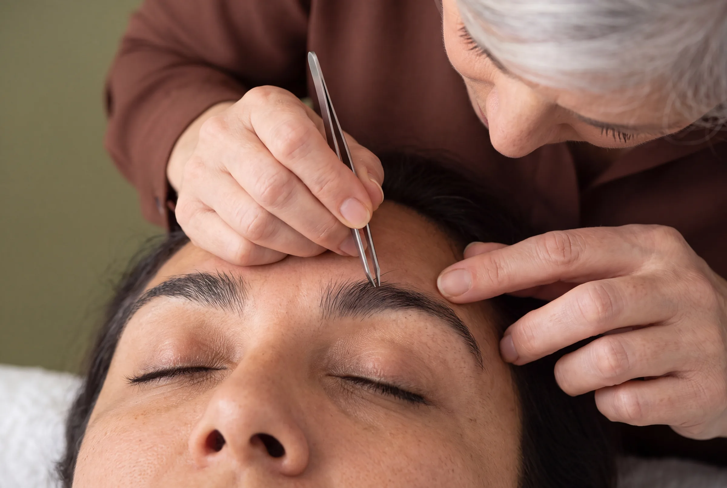 Wenkbrauwen epileren in een salon