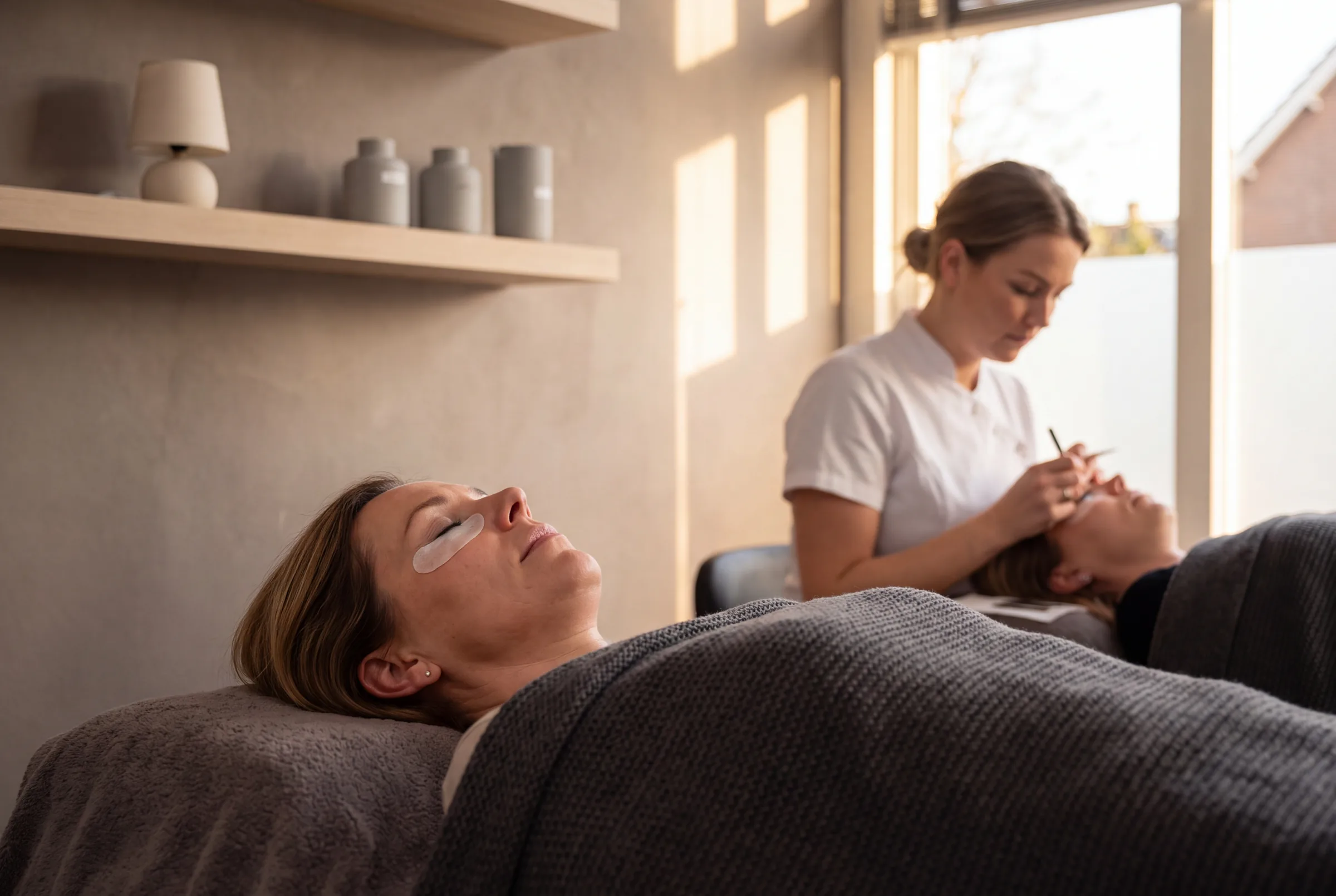 Klant tijdens een wimperbehandeling